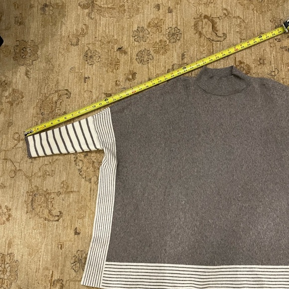 Stylish Poncho with side slits. One size. - Picture 5 of 8